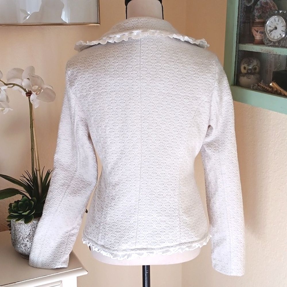 Me Jane Textured Cream Blazer with Belt. Feminine. Soft Girl - Picture 5 of 8